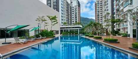 Una piscina al aire libre