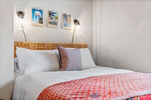 3 bedrooms, iron/ironing board, WiFi, bed sheets - the ORANGE DOOR just steps from art, trails & dining (Bentonville)