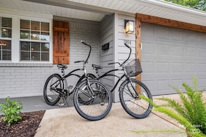 Property grounds - the ORANGE DOOR just steps from art, trails & dining (Bentonville)