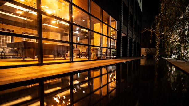 Een modern gebouw met grote ramen die licht weerspiegelen en een glanzende vloer.