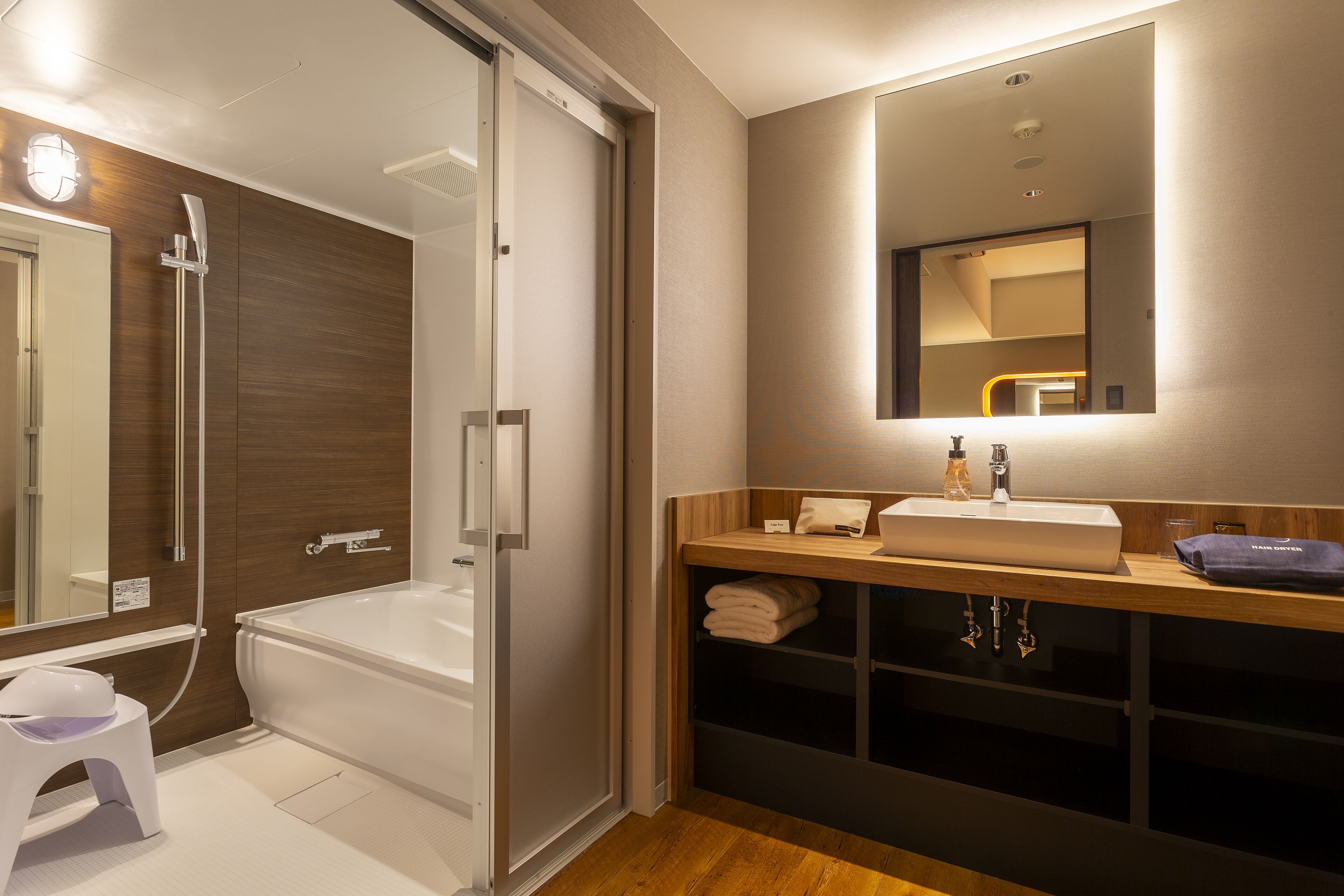 universal twin room | bathroom | free toiletries, hair dryer, slippers, bidet