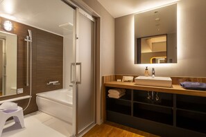 Camera Deluxe con 2 letti singoli (Universal Room) | Bagno | Set di cortesia gratuito, asciugacapelli, pantofole, bidet