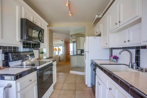 Fridge, microwave, oven, stovetop - Perfect Sunsets... 2 Bedroom - 2 Bath condo with unobstructed views of the ocean (La Jolla)