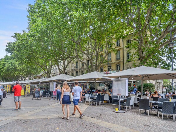 Outdoor dining - Studio de l'Horloge - Welkeys (Avignon)