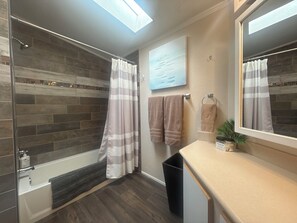 Combined shower/tub, hair dryer, towels, soap - 3-Bed 2 Bath Cozy Foothills Vacation Home (Yuma)