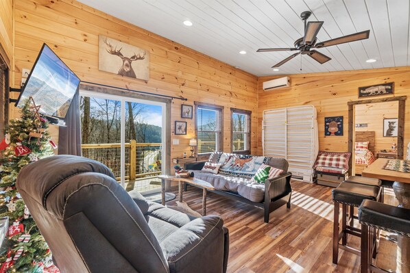 Smart TV, fireplace, DVD player, streaming services - Hot Tub! Sleeps 5! Dog friendly w/View. Near Polar Express, WCU, Casino (Whittier)