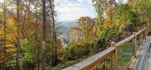 Property grounds - Hot Tub! Sleeps 5! Dog friendly w/View. Near Polar Express, WCU, Casino (Whittier)