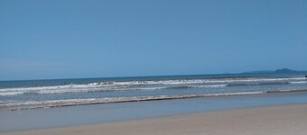 Beach house with pool and barbecue in Cabo Frio