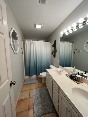 Combined shower/bathtub, towels, toilet paper