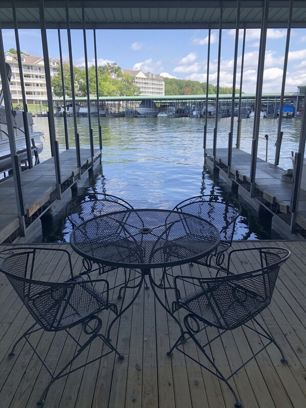 Outdoor dining - Close to Lake of the Ozarks Shootout. Free Boat Slip. Centrally located (Osage Beach)