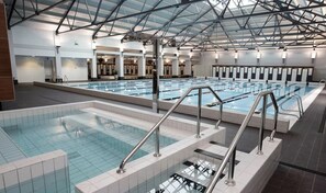 Una piscina cubierta, una piscina climatizada