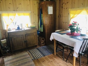 Cabin | Dining - Tiny hut in the Forest Overlooking the River (Avesta)
