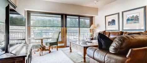 تلفزيون، مدفأة، مشغل دي في دي