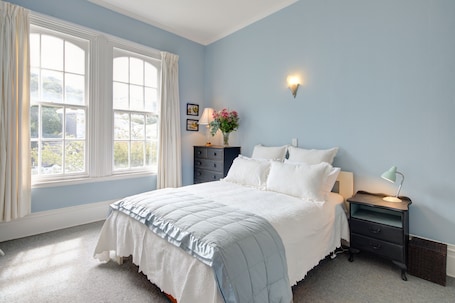 1 bedroom, desk, iron/ironing board, free WiFi. Thorndon Heritage Listed Villa