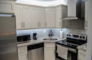 ثلاجة، ميكروويف، فرن، موقد طهي مسطح