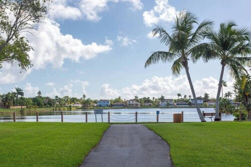 New Miami Townhouse On Lake For Families SU 3Bd, 1Bth, 5 Per