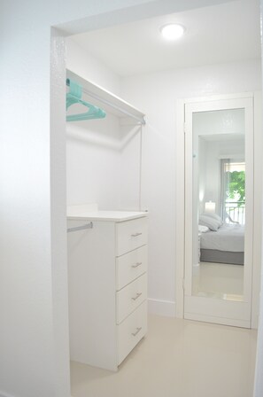 2 عدّة غرف نوم وخزنة داخل الغرفة ومكواة/لوح كي وواي فاي