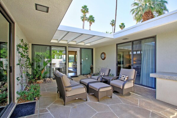 Terrace/patio - Indian Wells Country Club / Sandpiper Pod/Mid-Century (Indian Wells)