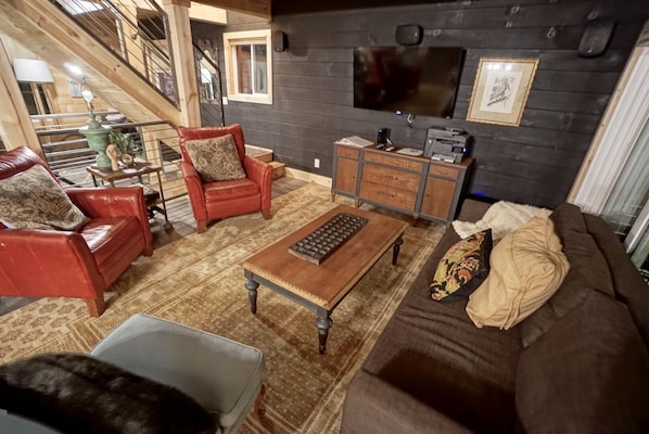 Smart TV, reproductor de DVD, tenis de mesa y libros