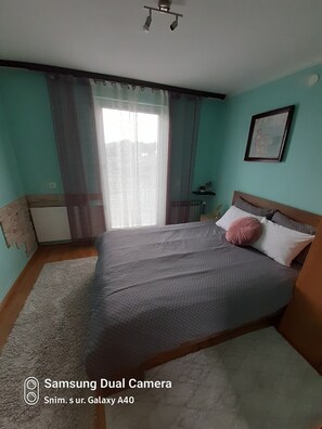 Iron/ironing board, free WiFi, bed sheets