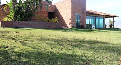 Casa de campo con vista a la ciudad