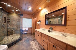 Shower, hair dryer, bidet, towels - Golden Mountain Tops- Hot tub, Wifi, gas fireplaces,open deck, seasonal view (Suches)