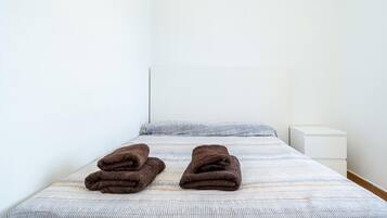 2 slaapkamers, een strijkplank/strijkijzer, internet, beddengoed