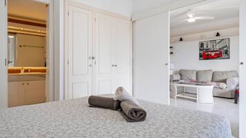 3 bedrooms, iron/ironing board, internet, bed sheets