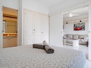 3 bedrooms, iron/ironing board, internet, bed sheets