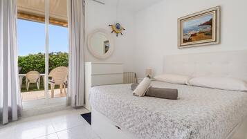 3 bedrooms, iron/ironing board, internet, bed sheets