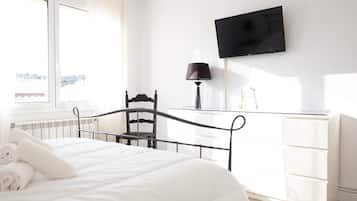 3 bedrooms, iron/ironing board, internet, bed sheets
