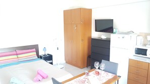 In-room safe, iron/ironing board, WiFi, bed sheets