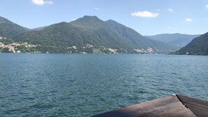 Un lac avec des montagnes en arrière-plan et une jetée en bois au premier plan.