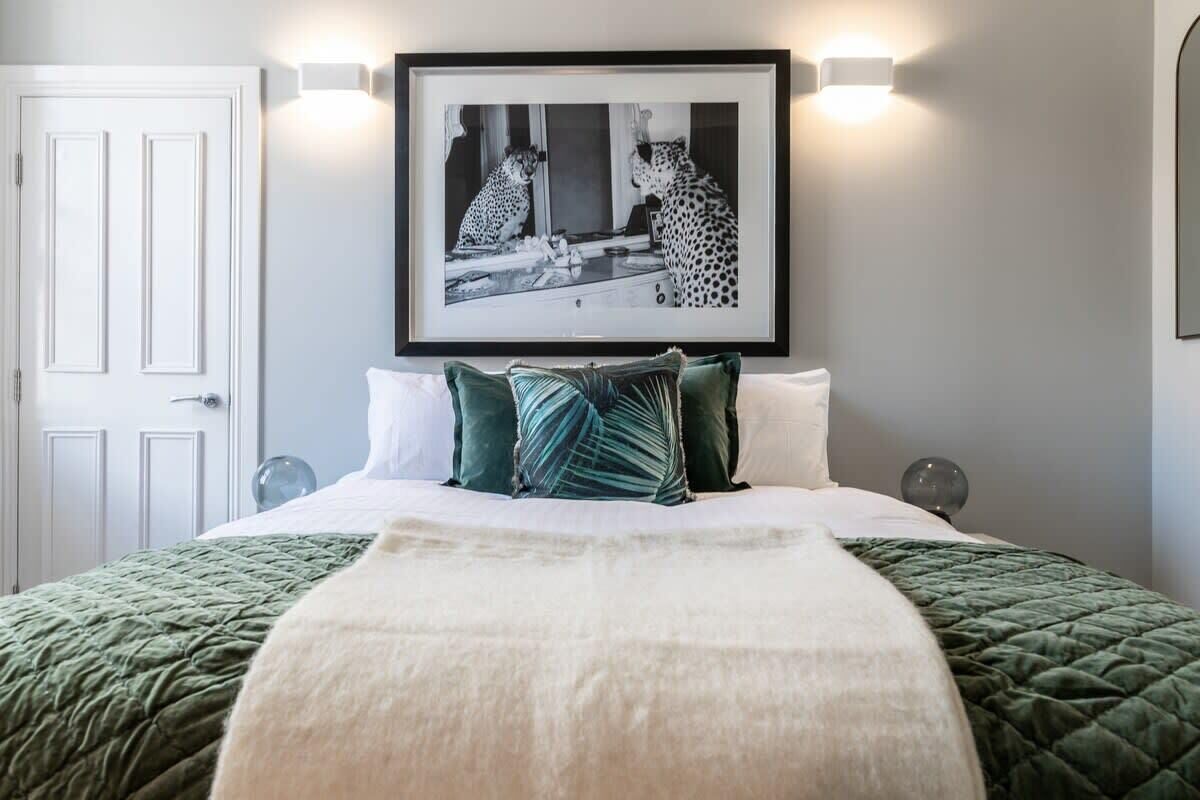 4 bedrooms, iron/ironing board, WiFi, bed sheets