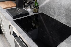 冷蔵庫、電子レンジ、オーブン、食器洗い機