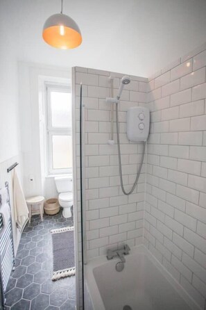 Dusche, Haartrockner, Handtücher