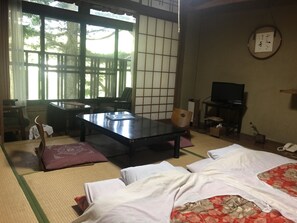 Habitación tradicional, para no fumadores (Japanese Style, for 2-4 Guests) | Tabla de planchar con plancha