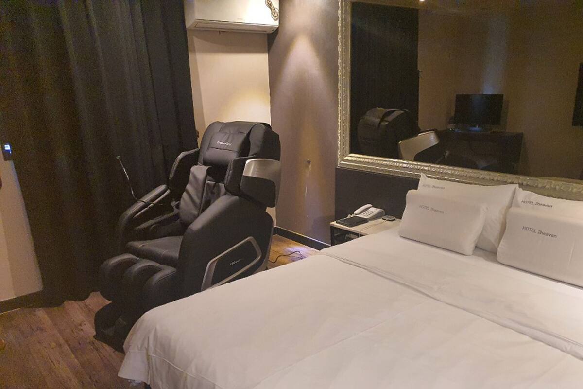 Deluxe Room (Massage Chair)