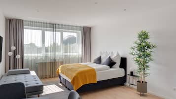 Suite L + seating area | Living area