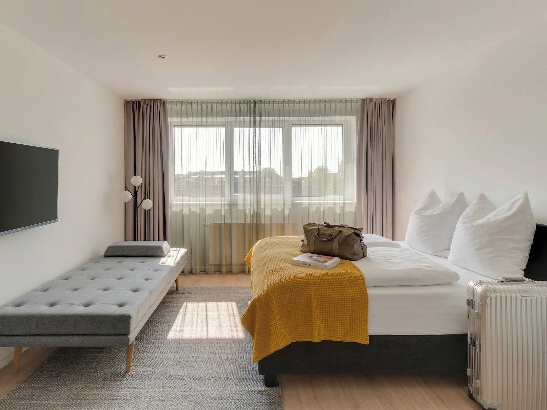 Suite L + seating area | Laptop workspace, free WiFi, bed sheets