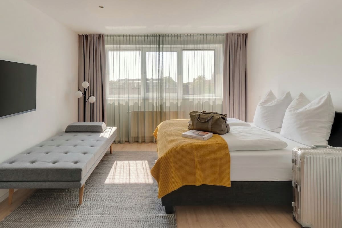 Suite L + seating area | Espacio para trabajar con laptop, wifi gratis y ropa de cama