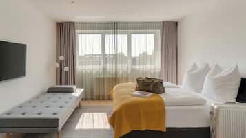 Suite L + seating area | Laptop workspace, free WiFi, bed sheets