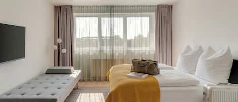 Suite L + seating area | Laptopgeeigneter Arbeitsplatz, kostenloses WLAN, Bettwäsche