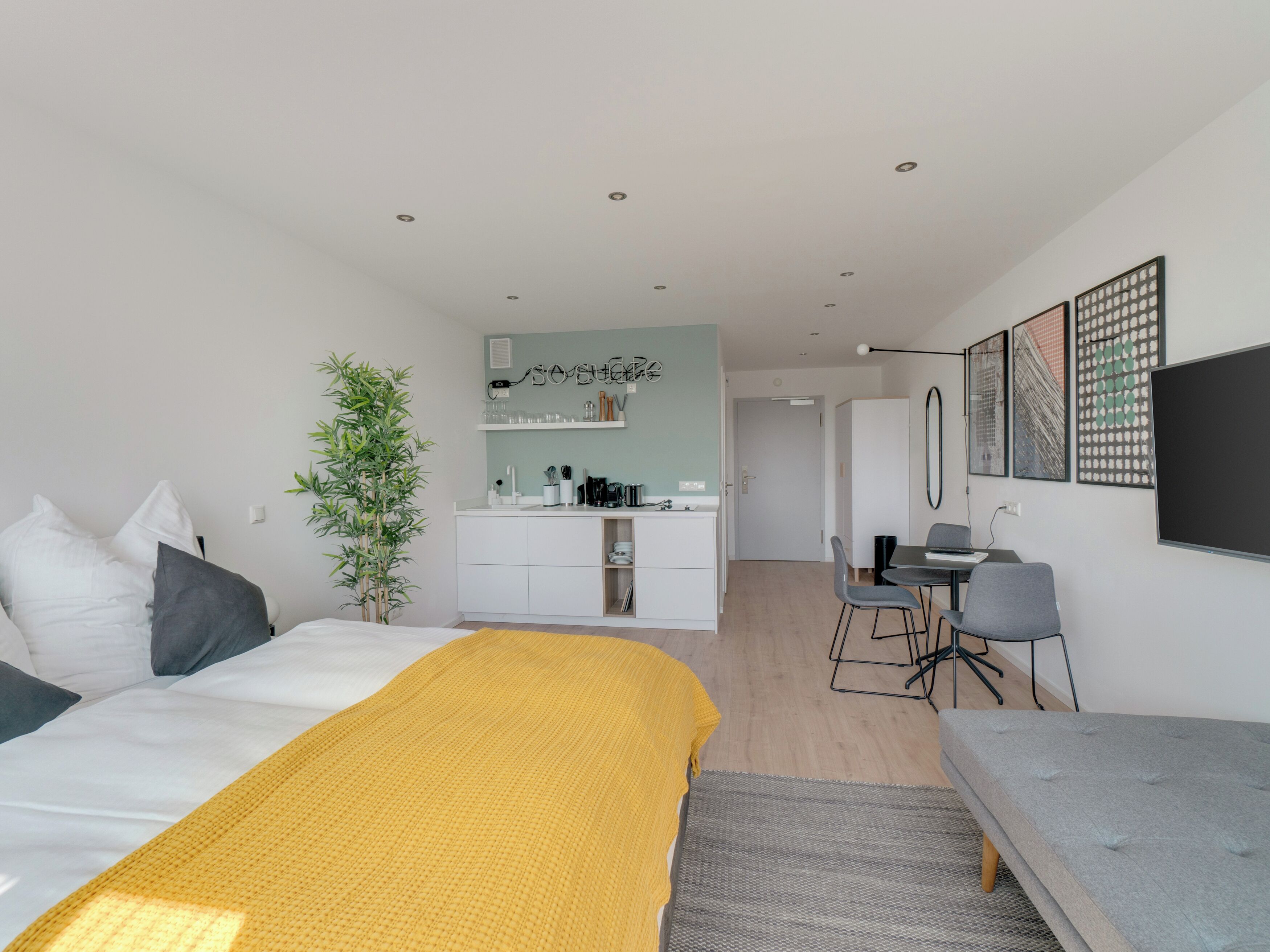 Suite L + seating area | Laptopgeeigneter Arbeitsplatz, kostenloses WLAN, Bettwäsche