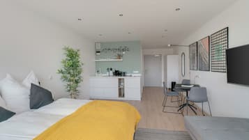 Suite L + seating area | Laptopgeeigneter Arbeitsplatz, kostenloses WLAN, Bettwäsche