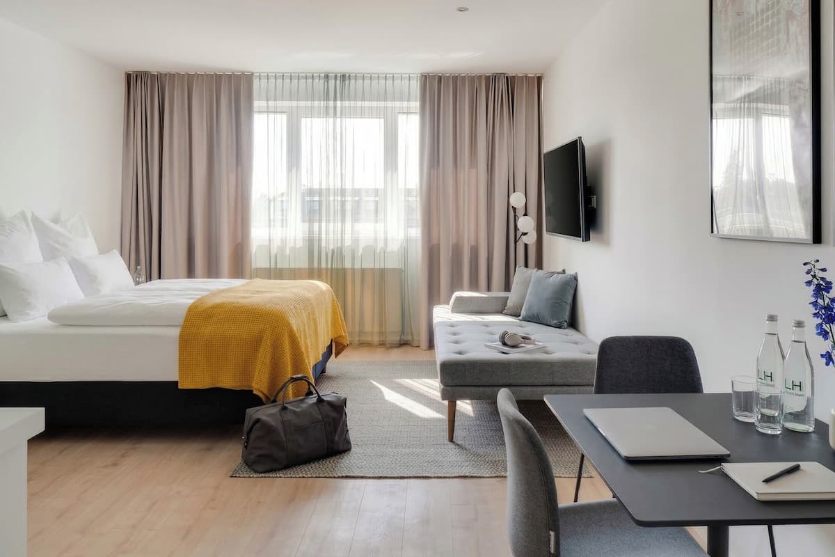 Suite L | Espacio para trabajar con laptop, wifi gratis y ropa de cama