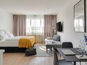 Estudi en suite | Espai de treball apte per a portàtils, wifi gratuïta i roba de llit 