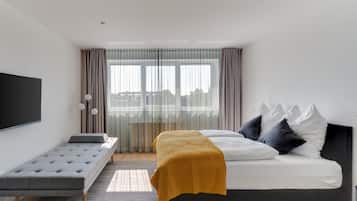 Suite L + seating area | Laptop workspace, free WiFi, bed sheets