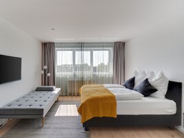 Suite L + seating area | Laptop workspace, free WiFi, bed sheets