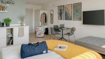 Suite L + seating area